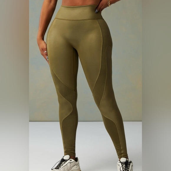 NWT Motion365+ Contour High-Waisted Legging M (FINAL PRICE $65) - Picture 4 of 16